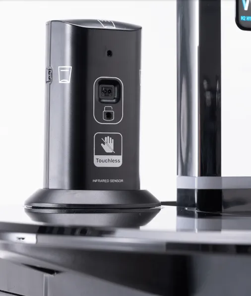 タッチレスセンサー搭載  公衆衛生に配慮した新生活様式に合わせ、ポタンに触ること なく給水可能なタッチレスセンサーをオプションで搭載可能 です。    新生活様式に合わせ、タッチレスセンサー(オプション)を装備できま  す。  手をかざす位置により、冷水or水素水·常温純水or炭酸水·温水を切り替  え。一つのセンサーで給水する事が可能です。  不特定多数の方が利用する公共の場での衛生面の不安を解消。ご家庭でも、  ご高齢者からお子様まで、安心してお使いいただけます。