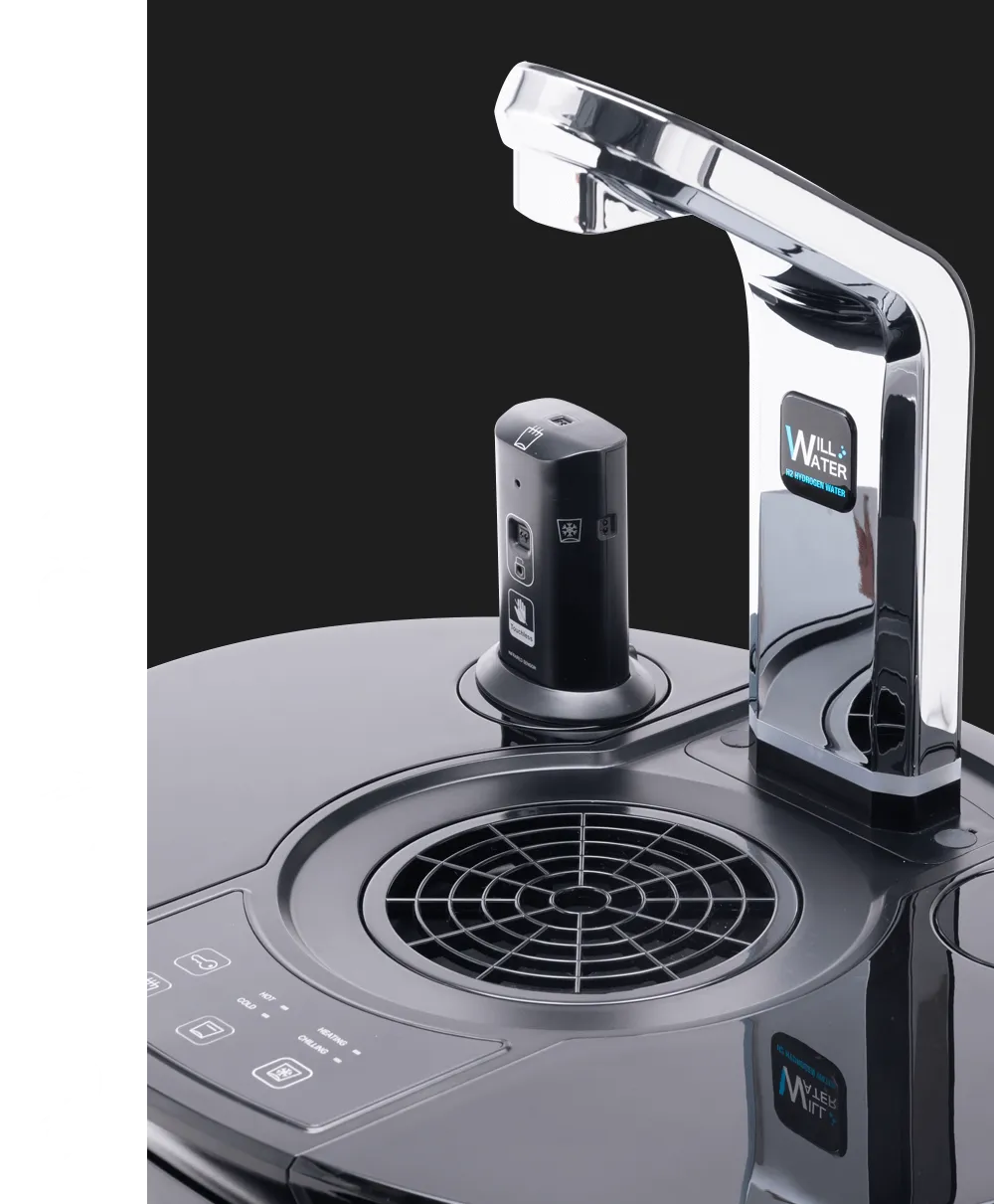  カラン方式吐水　コンタクトレス  カラン方式による吐水方法で、飲みかけのグラスを再度コッ クに押しつけることなく吐水が可能になりました。  不特定多数の方が利用する環境では、ウォーターサーバーの衛生面が問題  に。特に、グラスをコックに押しつけ吐水する方法は最大の懸念事項でし  た。PSJは、カラン方式による吐水方法でこれを解決。多くの人が利用し、  使用頻度も高い公共の場における衛生面の不安を解消しました。スポーツジ  ムや温浴施設、オフィスなどでも快適にお使いいただけます。  2杯、3杯と連続して飲みたいときも、他の方の目を気にすることなく続け  て給水することができます。3種類(冷水or水素水·常温純水or炭酸水·温  水)が一つのカランから吐水できます。 