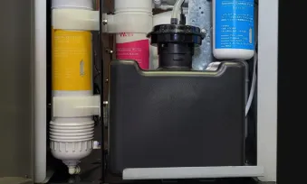 サーバー内部に約2.2Lの排水タンクを内蔵。 トレーにこぼれた水を受け止めます。 1.8L溜まるとお知らせサインが出ますので安心です。