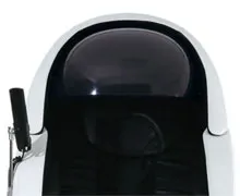 ■ プライベート感のあるフルフェイス・フード プライベート感のあるフルフェイス・フード パブリックな環境で利用されることの多い業務用マッサージチェア。 前作以上のプライベート空間を創り出すために、シリーズ初となるフルフェイス・フードを採用しました。 外界からの視線と雑音が大幅に低減されるため、周囲を気にすることなく、マッサージをお楽しみいただけます。