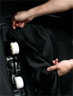 ■ 傷みやすい個所はメンテナンスしやすく設計  ご家庭で使用する場合にはほとんど気にする必要のない布類の擦り切れや汚れ。 不特定多数の方が高頻度で利用する業務用だからこそ、消耗しやすい個所を部品化し、簡単に交換できるように設計しました。 必要な部分だけ、小さな単位で交換できるため、維持費用の低減につながります。