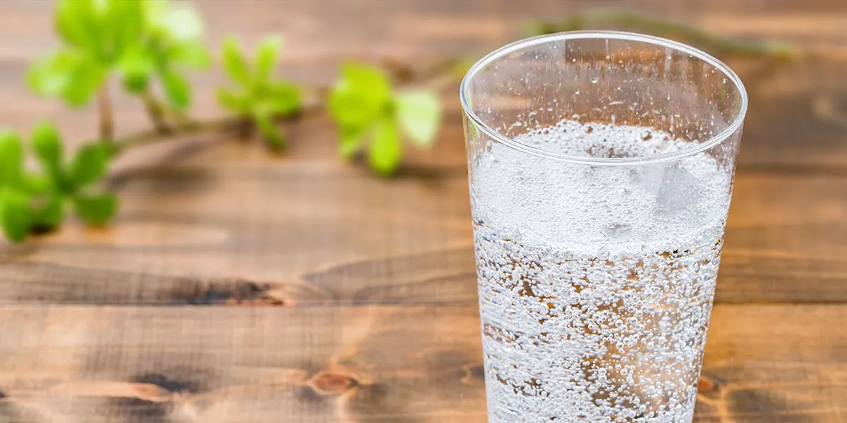 炭酸水がすぐに出せる圧倒的便利さ 冷水・温水・炭酸水が一台で 通常のウォーターサーバーは冷水・温水の機能までですが、PSJはそこに炭酸水もプラスできるのが魅力です。お湯も通常のウォーターサーバーと同様に85℃前後と高い温度で出せるので、PSJ1台でウォーターサーバーとソーダメーカーの一台二役の機能性となっています。