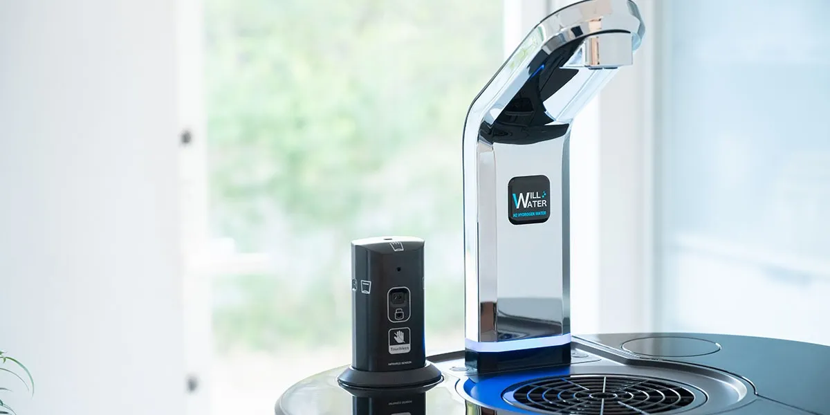 上から吐水するカラン方式吐水 グラスと接触することなく衛生的 不特定多数の方がご利用する場所でも飲みかけのグラスが接触する心配がないので衛生的です。 また、タッチレスセンサーもオプションで付けることができ、不特定多数の方が利用されるシーンでも衛生的にご利用いただけます。