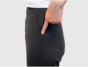 【まずは中殿筋の場所を確かめる 】 STEP1  ：中殿筋の黄金ポイントを 見つける (ズボンサイドの縫い目上、 腸骨と股関節の間)