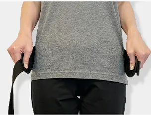 STEP2  ：ベルトを腰の後ろから前に 持ってくる。ベルト本体の 端が左右均等になるように