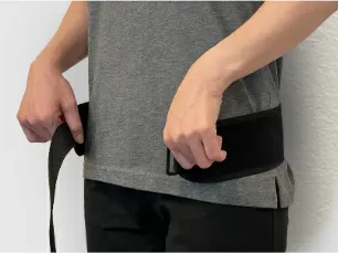 STEP3 ：壁に腰を押し付けてベル トが落ちないようにする